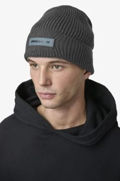 Pegador Logo Rubber Beanie Heavy Knit Anthracite Black -Pegador Sale Store 24053 PEGADOR BlackWeek Drop 1202 1